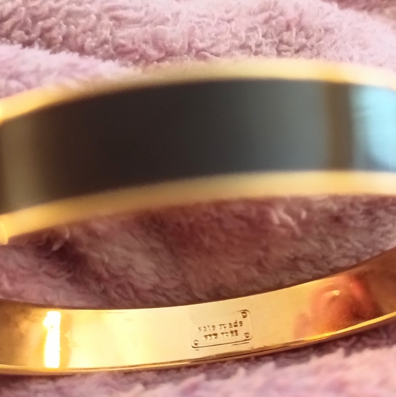 Kate Spade in a nutshell back and gold bangle - Picture 4 of 4